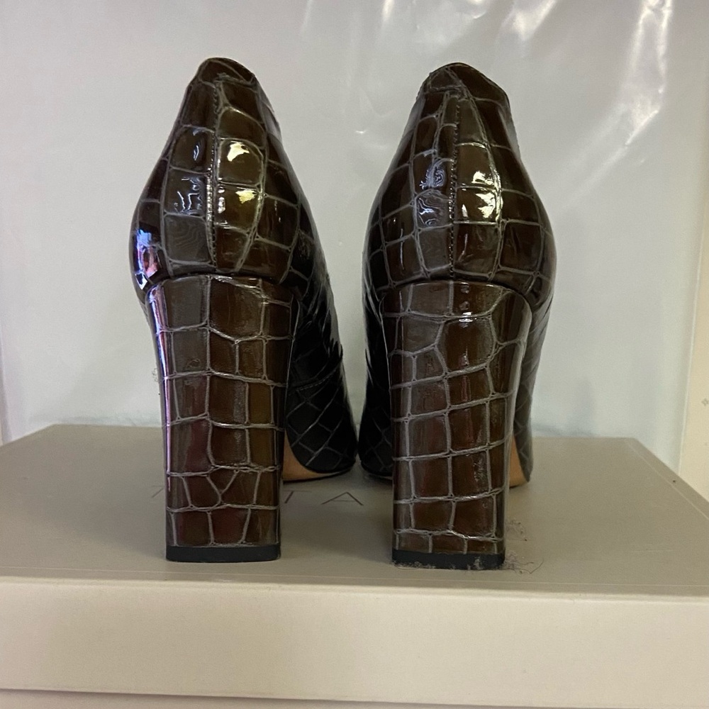 Chic Brown Crocodile Pattern Heels - image 5